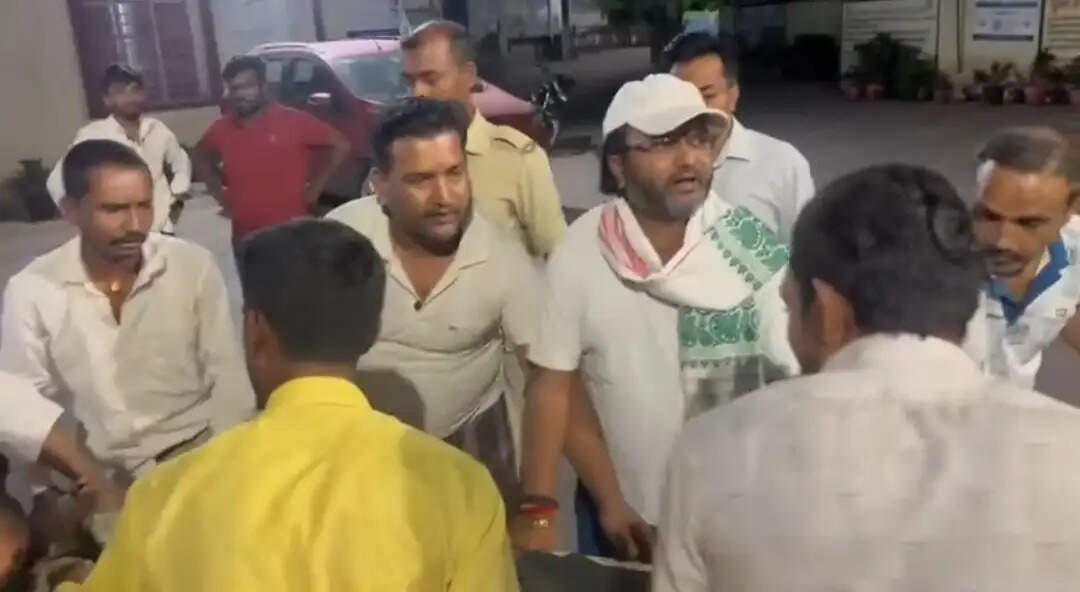 टांगीनाथ धाम से लौट रहे श्रद्धालुओं की गाड़ी दुर्घटनाग्रस्त, 10 से अधिक घायल