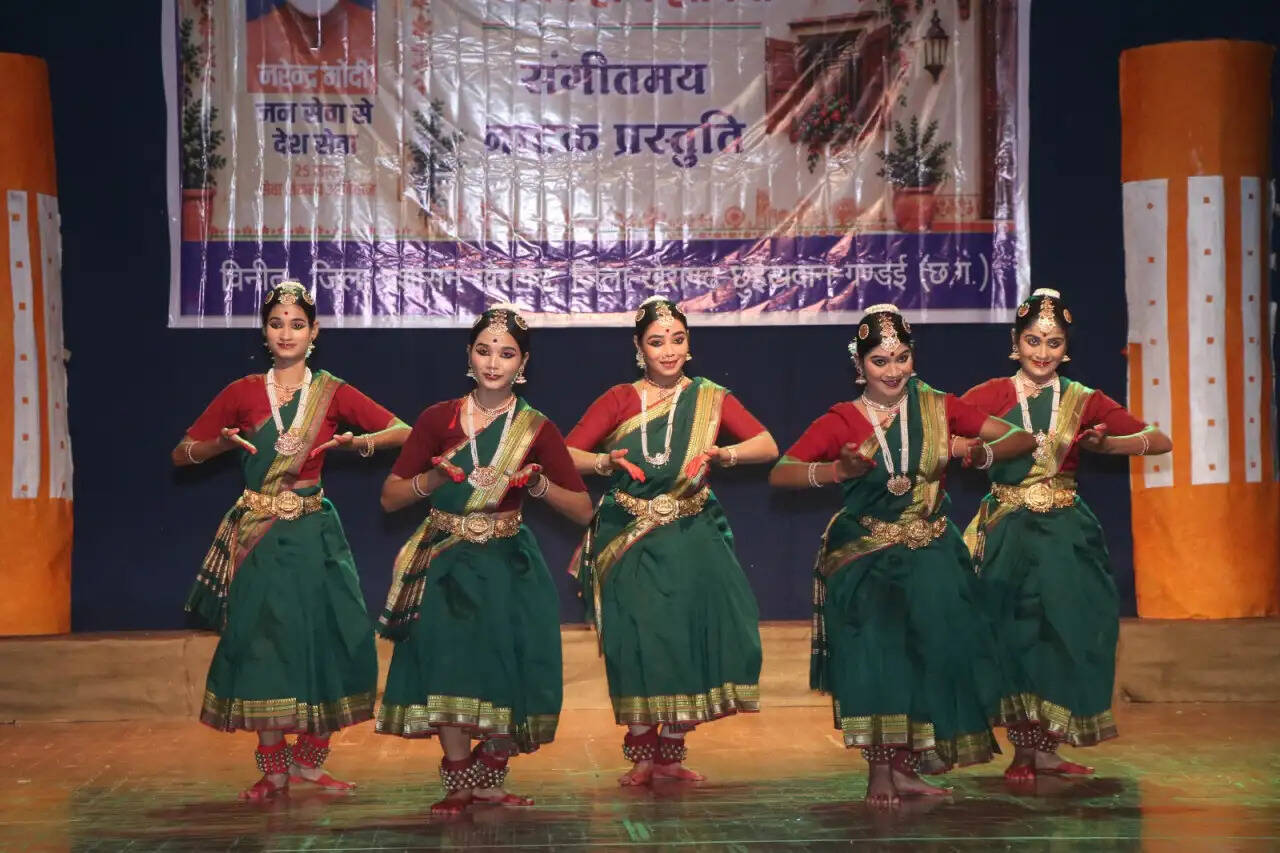 इंदिरा कला संगीत विश्वविद्यालय खैरागढ़ में ‘नमो सेवा– अनकही कहानियां’ का जिलास्तरीय भव्य नाट्य मंचन
