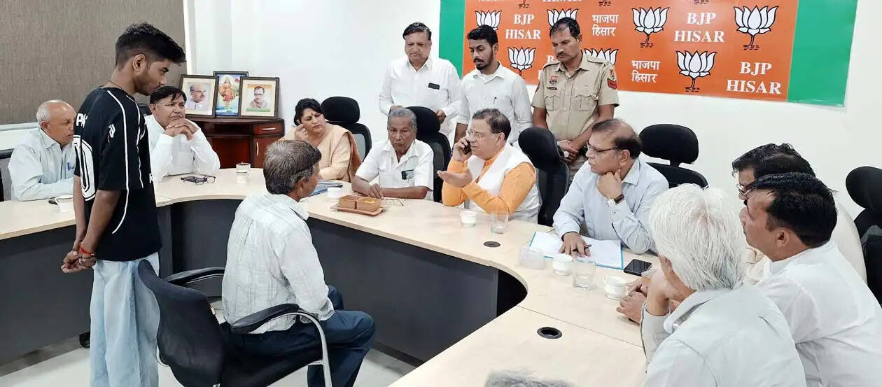 हिसार : जनता की समस्याओं का समयबद्ध समाधान सरकार की सर्वोच्च प्राथमिकता : डॉ. कमल गुप्ता