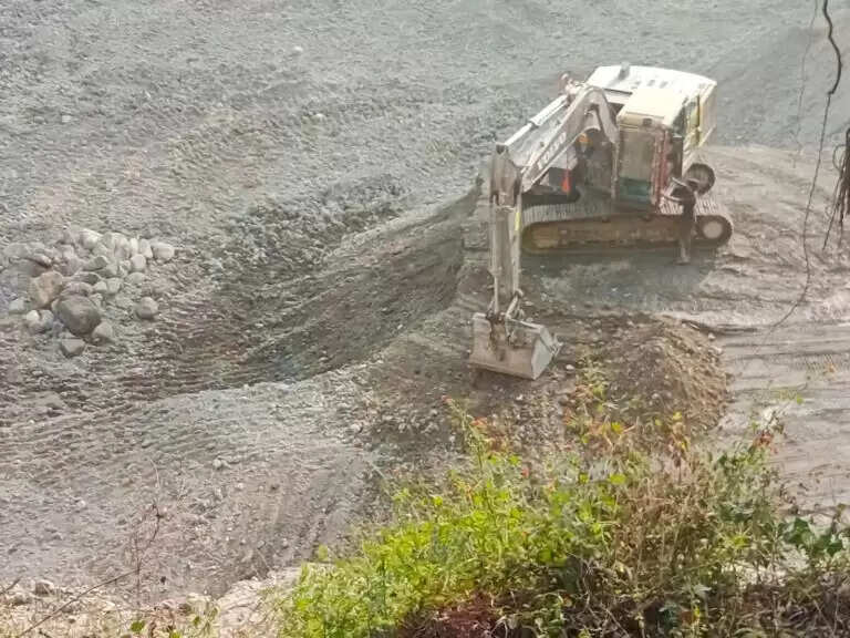 अवैध खनन पर प्रशासन का हथौड़ा, कृष्णा स्टोन क्रेशर सीज