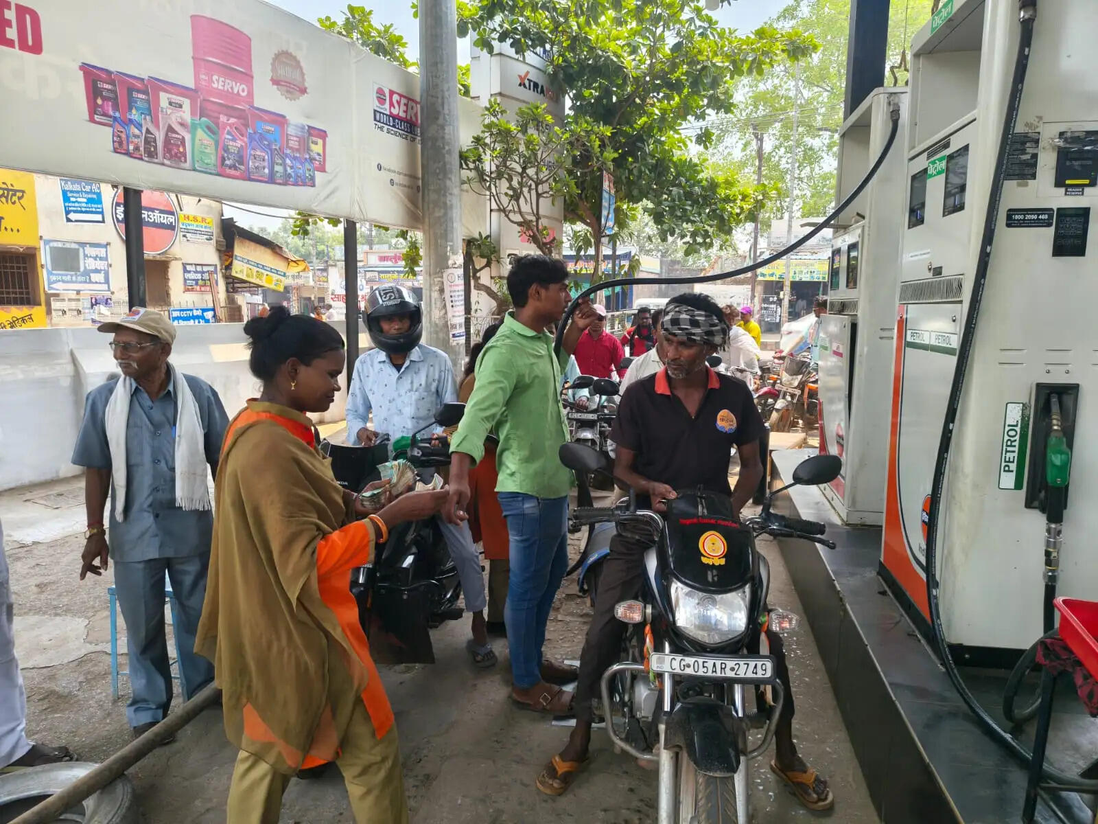 जिले के कई पेट्रोल पंप में ईंधन नहीं, लोग परेशान