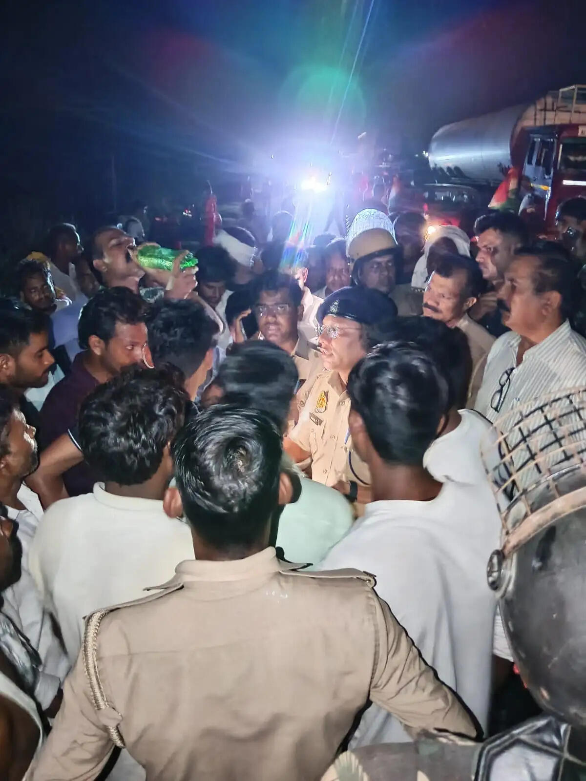 डंपर की टक्कर से कावड़िये की मौत, साथियों ने लगा दिया इटावा बरेली हाइवे पर जाम