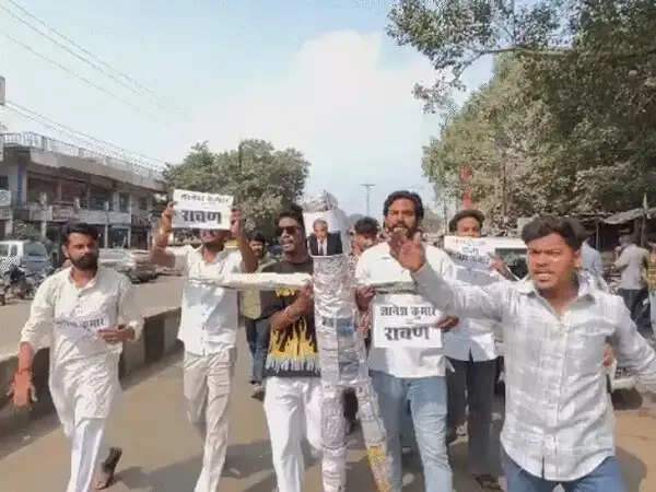 दशहरे पर एनएसयूआई ने मुख्य निर्वाचन आयुक्त का पुतला दहन किया,&nbsp;भोपाल के पिपलानी चौराहे पर प्रदर्शन
