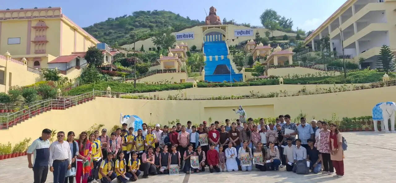 चित्रकला प्रतियोगिता में उमड़ा उत्साह: मानो नन्हें हाथों में सिमट कर धरती के सारे रंग प्रताप गौरव केन्द्र घूमने चले आए हों