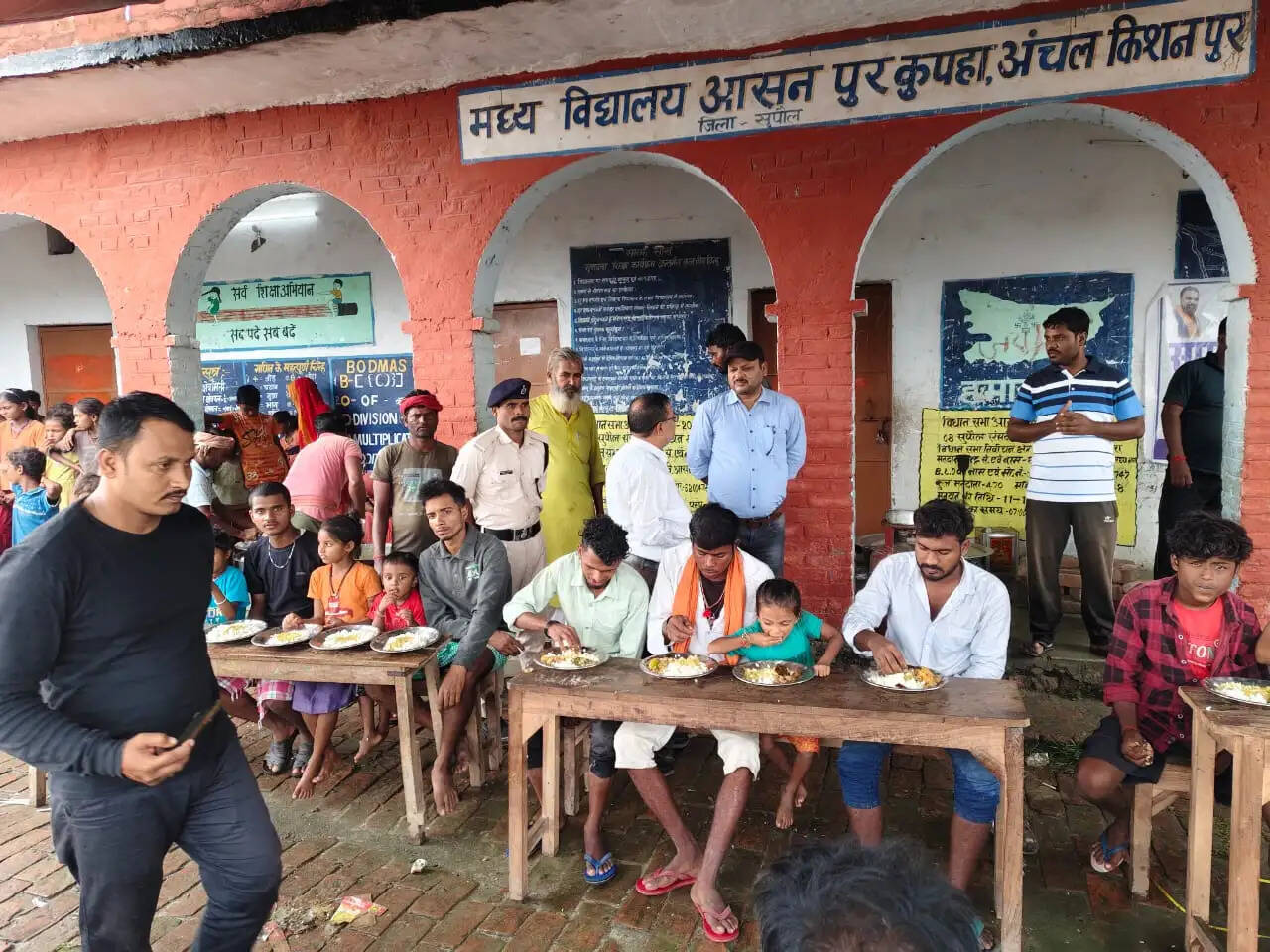 आसनपुर कूपहा में सामुदायिक किचन का निरीक्षण, करीब 200 प्रभावित लोगों ने किया भोजन