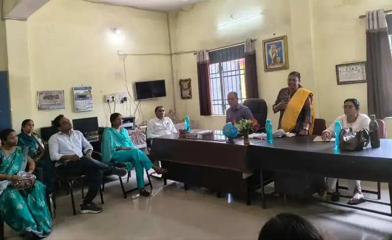 शैक्षिक गुणवत्ता, विद्यालय एवं विद्यार्थियों के समग्र विकास हेतु चांदमारी में हुई बैठक
