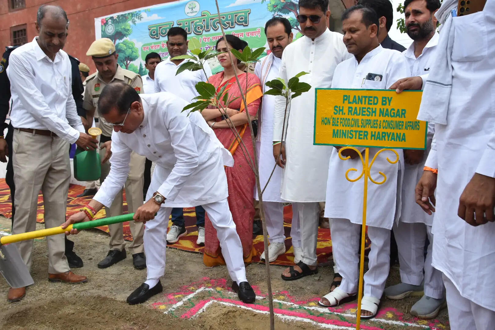 कैथल: आने वाली पीढ़ियों के प्रति अपने दायित्व को याद करने का पर्व है वन महोत्सव : राजेश नागर
