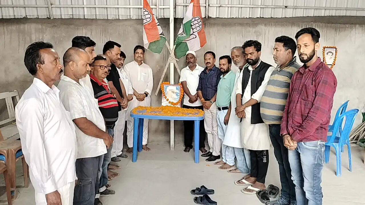 पंडित जवाहरलाल नेहरू की पुण्यतिथि पर कांग्रेस कार्यकर्ताओं ने दी श्रद्धांजलि