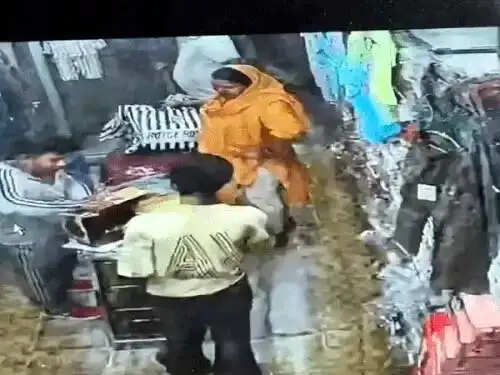 फरीदाबाद : फर्जी स्क्रीनशॉट दिखाकर तीन दुकानों से की ठगी