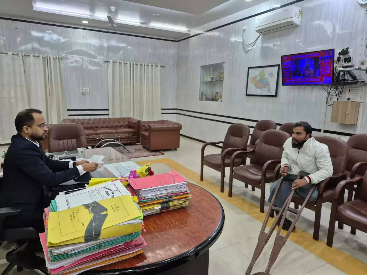 जिलाधिकारी ने जनता दरबार में सुनी बीस फरियादियों की समस्याएं