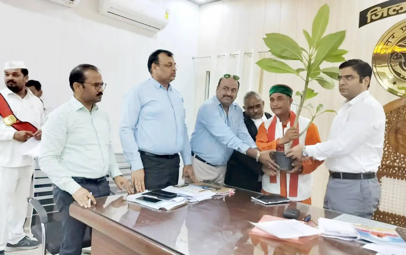 बांदा: 54 माह में 5000 पौधे लगाने का संकल्प पूरा, गुलाब चंद्र ने डीएम को भेंट किया पौधा