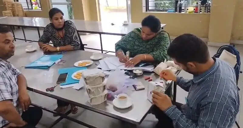 इंदौरः खाद्य विभाग का विभिन्न प्रतिष्ठानों पर छापा, 1.35 लाख रुपये मूल्य का 208 किलो संदिग्ध घी जब्त