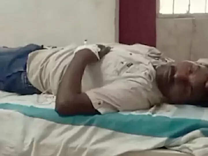 अवध असम एक्सप्रेस ट्रेन की टक्कर से ट्रॉलीमैन की मौत