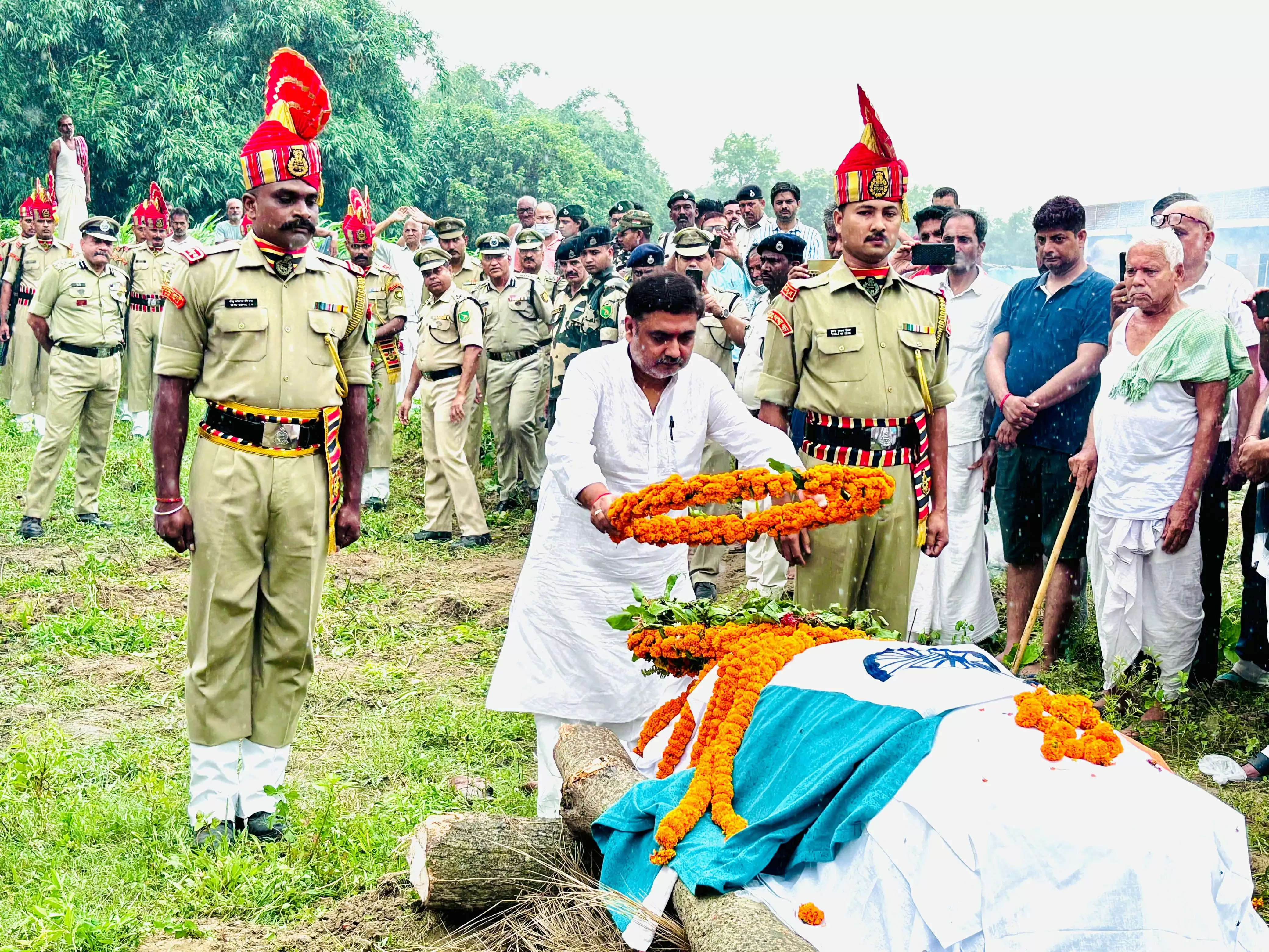 शहीद बीएसएफ अधिकारी को विधायक ने नम आंखों से दी श्रद्धांजलि