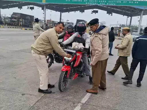 पलवल में कोहरे से दुर्घटनाएं रोकने को ट्रैफिक पुलिस अलर्ट