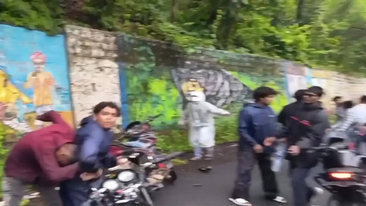 अम्बिकापुर : छत्तीसगढ़ के शिमला मैनपाट में बाइकर्स गैंग का खूनी खेल, लात मारकर खाई में धकेलने की कोशिश