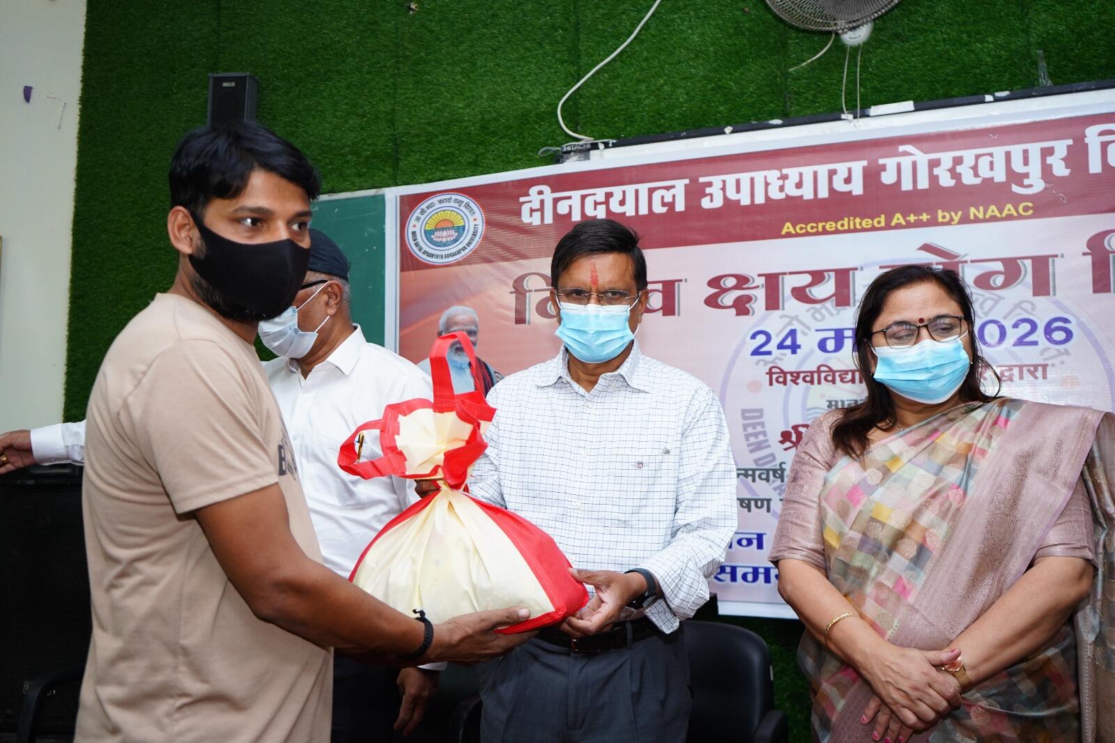 विश्व क्षय रोग दिवस पर डीडीयू विश्वविद्यालय की अनूठी पहल, मरीजों को दी गईं प्रोटीन युक्त पोषण पोटलियां