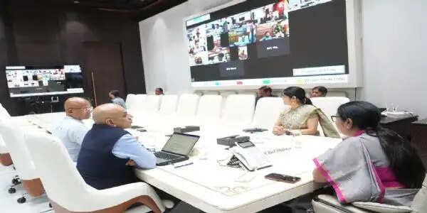 मुख्यमंत्री ने दिल्ली सरकार के निर्णयों को प्रभावी ढंग से लागू करने के दिए निर्देश