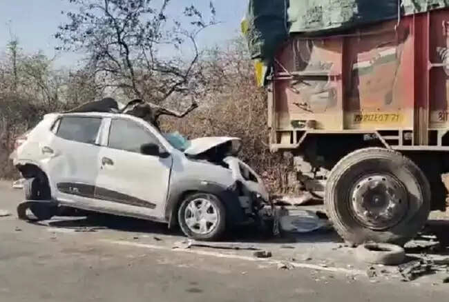 सागरः गढ़ाकोटा मार्ग पर ट्रक से भिड़ीं दो कारें, दो युवकों की मौत और दो घायल
