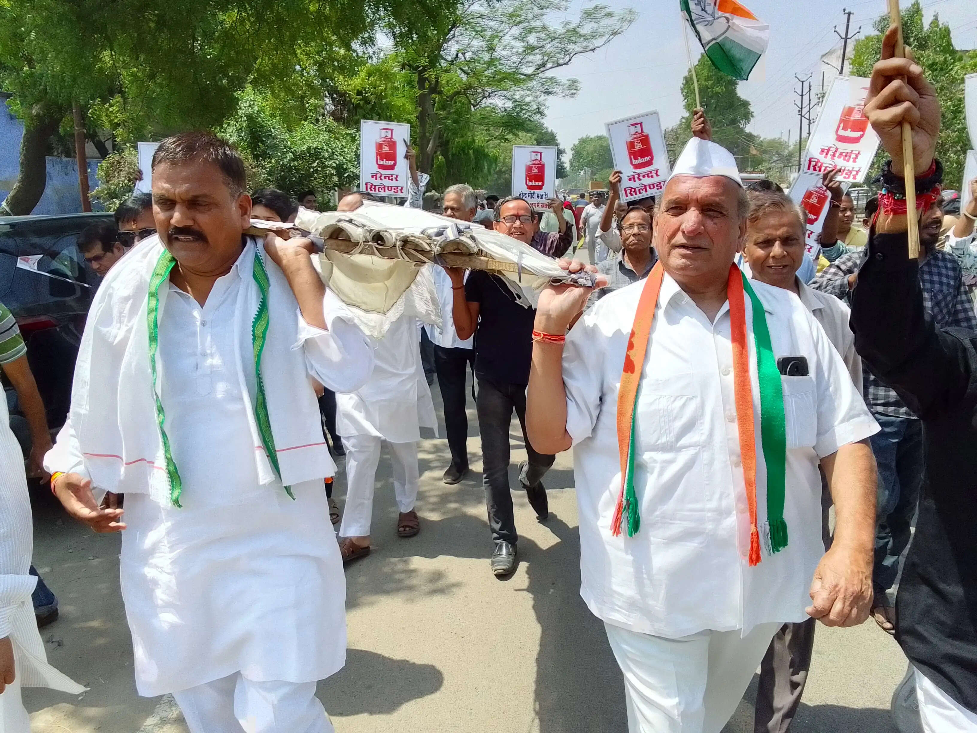 गैस संकट पर कांग्रेस ने निकाली सिलेंडर की अर्थी, जताया आक्रोश