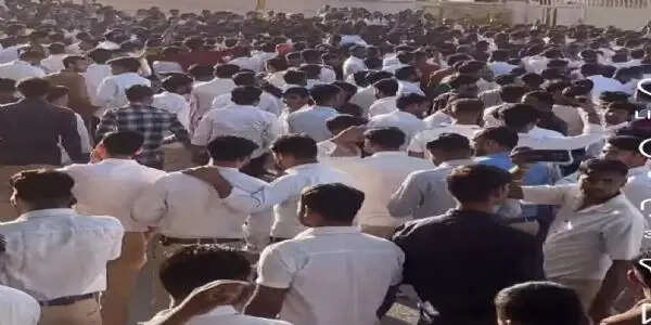 सेलरी, बोनस और ओवरटाइम की मांग ही नहीं और कई कारण है श्रमिकों के उग्र आंदोलन के