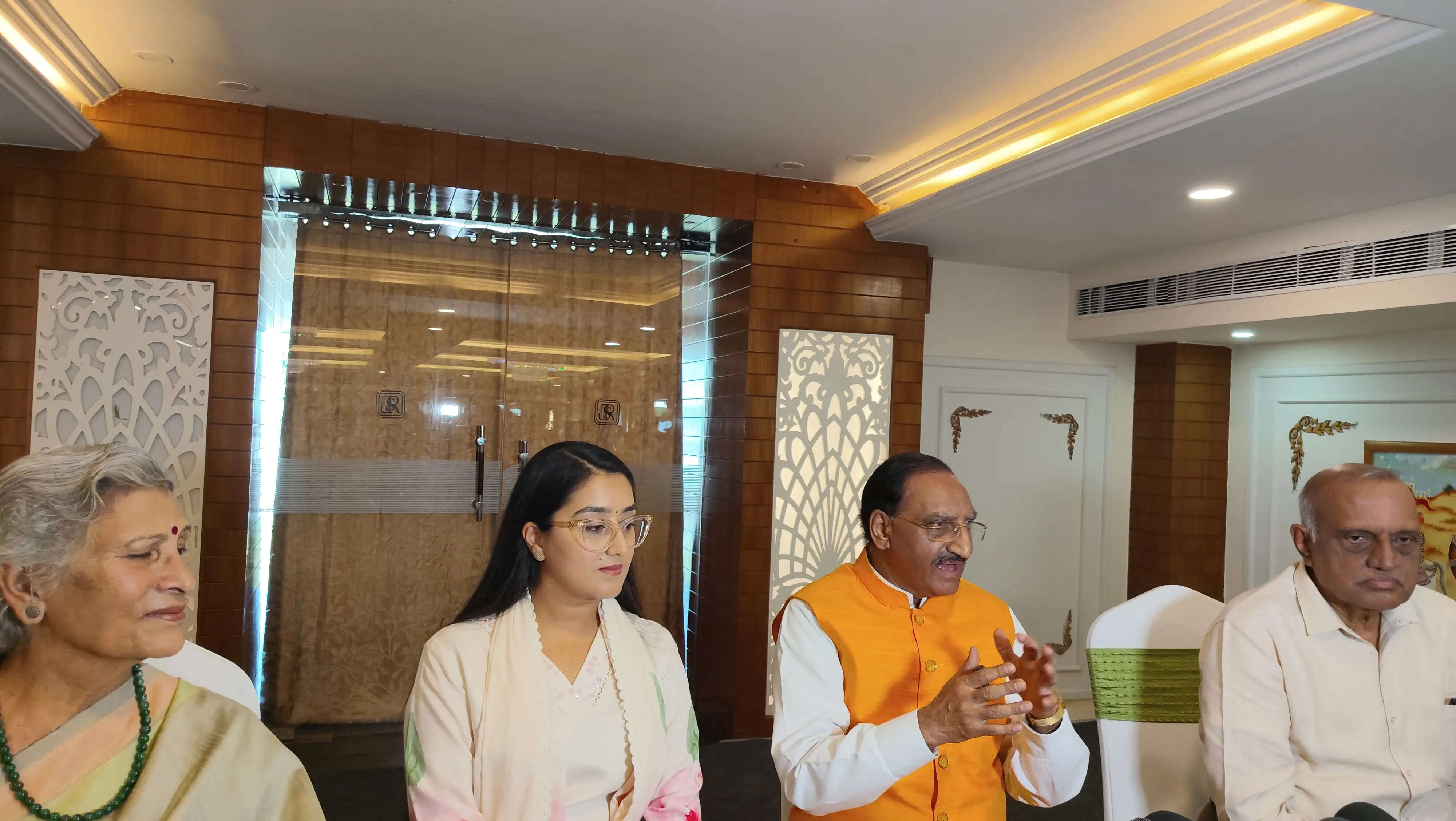 निशंक बोले- मैं मुख्यधारा में हूं और हमेशा रहूंगा