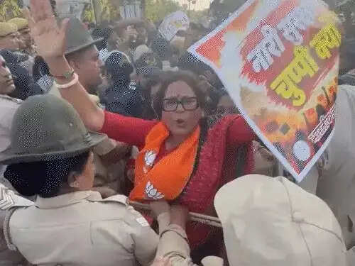 जेएनयू प्रकरण पर भाजपा महिला मोर्चा ने किया कांग्रेस मुख्यालय कूच का प्रयास