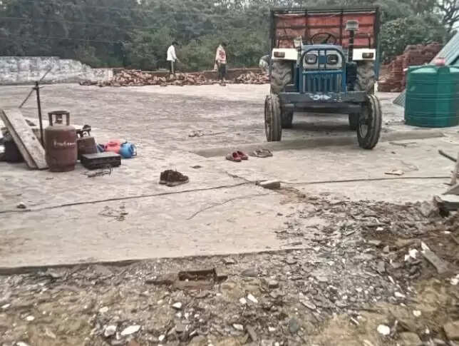 बुलडोजर का खाैफ : मस्जिद में अवैध कब्जे पर समुदाय के लाेगाें ने खुद चलाया हथौड़ा