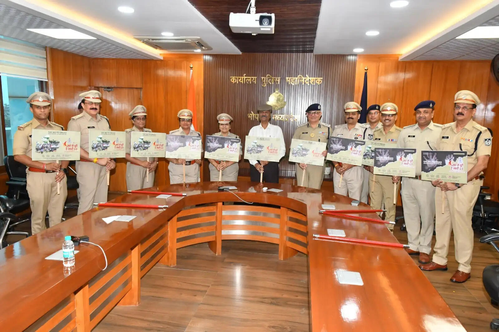 राज्य पुलिस सेवा के&nbsp;सात&nbsp;अधिकारियों को मिली आईपीएस रैंक, डीजीपी कैलाश मकवाणा ने पहनाए बैज