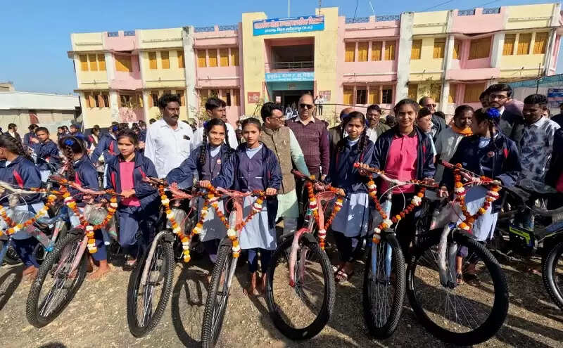 अलीराजपुरः मंत्री नागर सिंह चौहान ने छात्राओं को साइकिल वितरित की