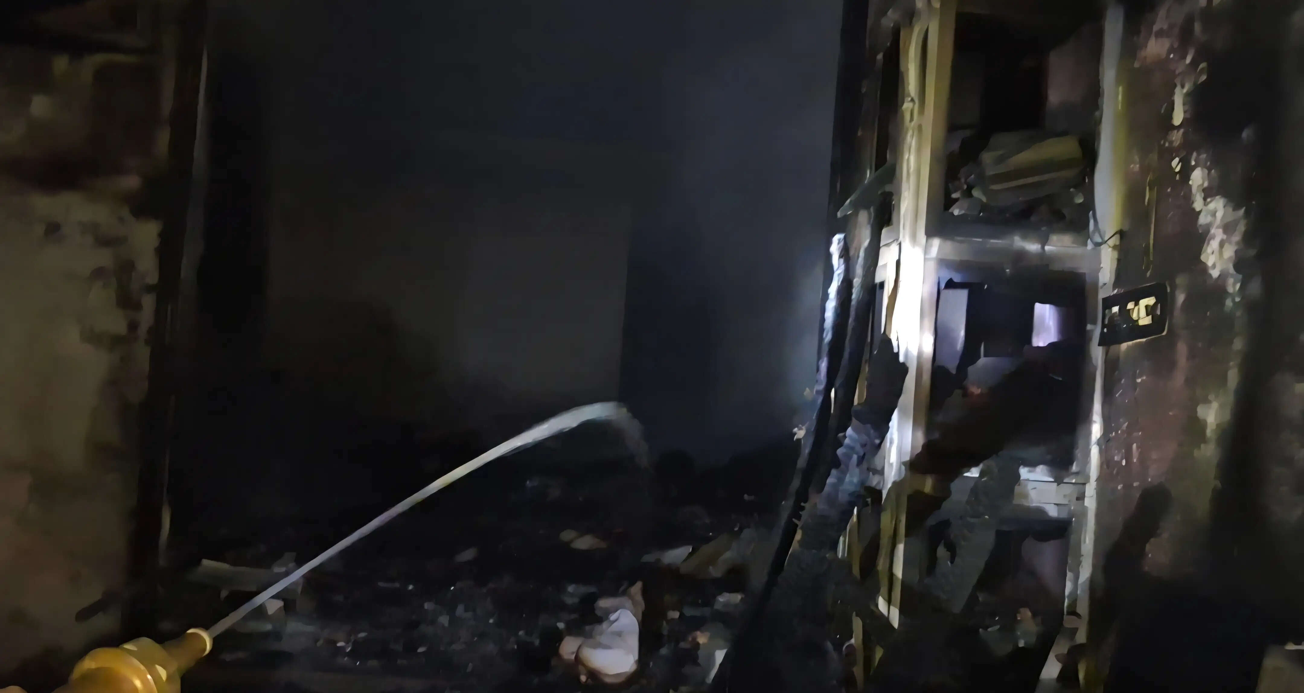 मोहन नगर में शॉर्ट सर्किट से लगी आग महिला समेत तीन झुलसे