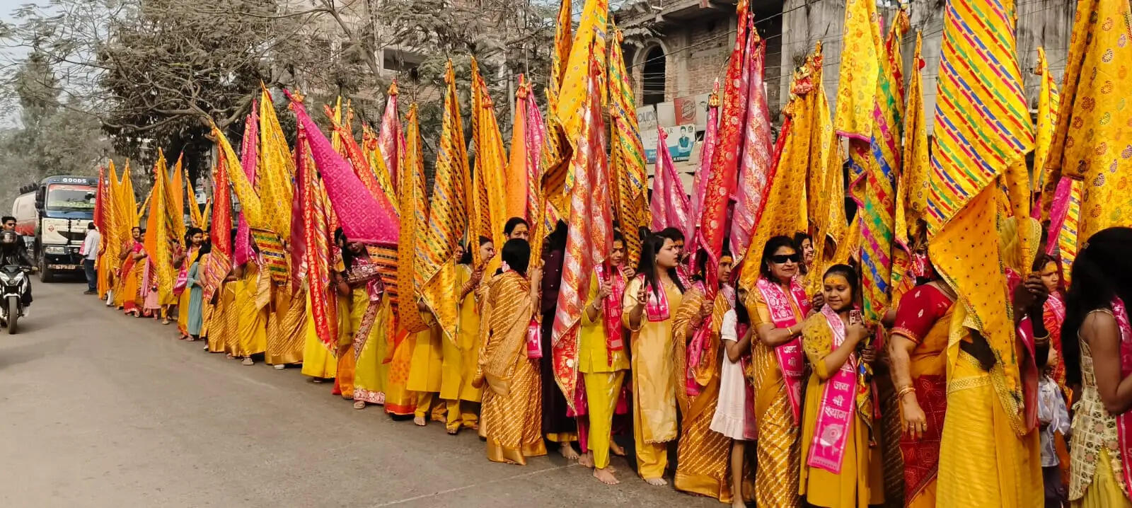 त्रिवेणीगंज में भव्य निशान यात्रा से गूंजा नगर, श्याम भक्तों में उमड़ा उत्साह