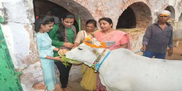 गोपाष्टमी पर्व पर काशी में गोमाता का पूजन