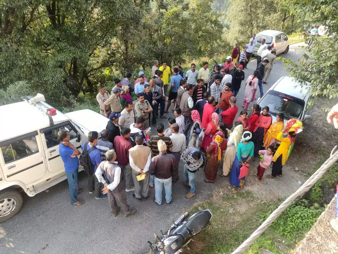 पोस्टमास्टर पर गबन का आरोप, ग्रामीणों ने काटा हंगामा