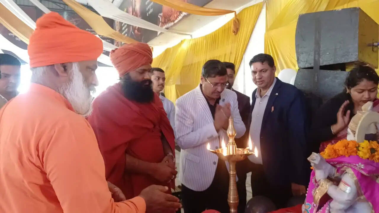 केयर कॉलेज ऑफ नर्सिंग में फ्रेशर उत्सव आरंभ