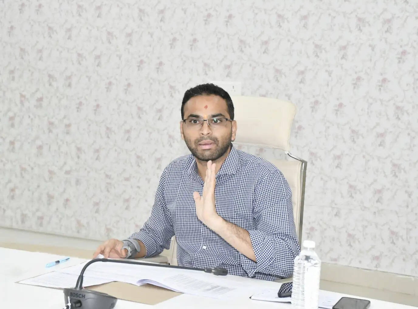 देवरिया में लापरवाह चार प्रभारी चिकित्सा अधिकारियों को कारण बताओ नोटिस