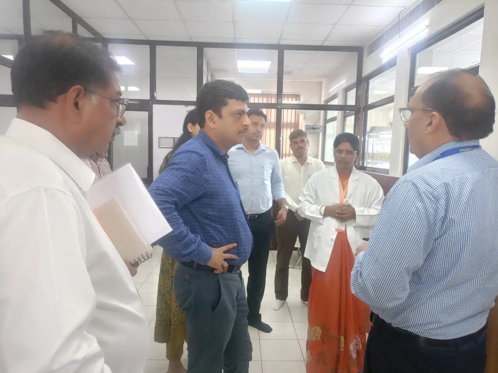 हैदरगढ़ चीनी मिल की टिश्यू कल्चर लैब पहुंचे डीएम, उन्नत गन्ना प्रजातियों की जानी हकीकत