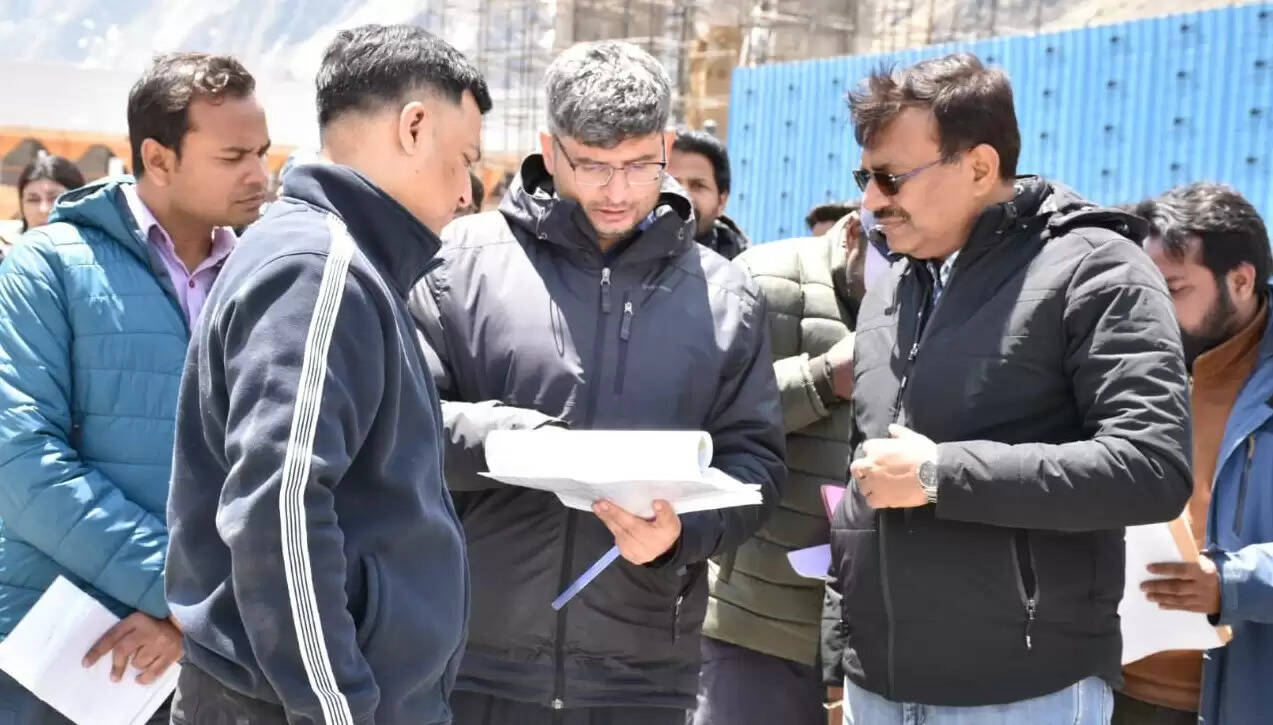 मुख्य सचिव वर्धन ने किया बदरीनाथ धाम में मास्टर प्लान के कार्यो का निरीक्षण