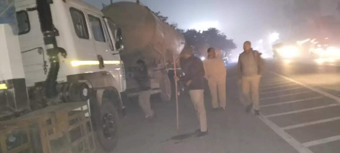 कोहरे में हादसे रोकने को पुलिस सख्त, हाईवे से हटवाए गए अवैध खड़े ट्रक
