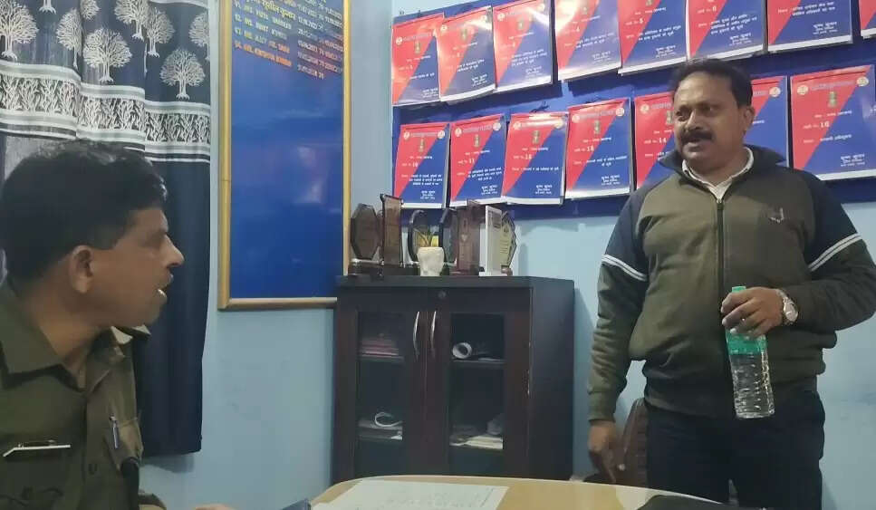 पुलिस को देख भागने लगा विशेष प्रमंडल के उद्दंड लेखा लिपिक, फर्जीवाड़ा करने का है आरोपित