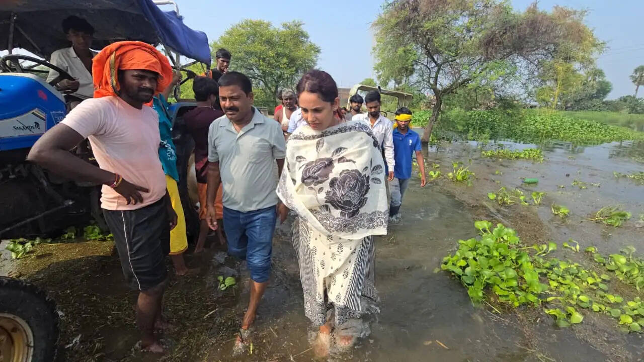 कमर भर पानी और ट्रैक्टर के सहारे बाढ़ पीड़ितों तक पहुंच रहीं शाहकुंड की सीओ हर्षा कोमल