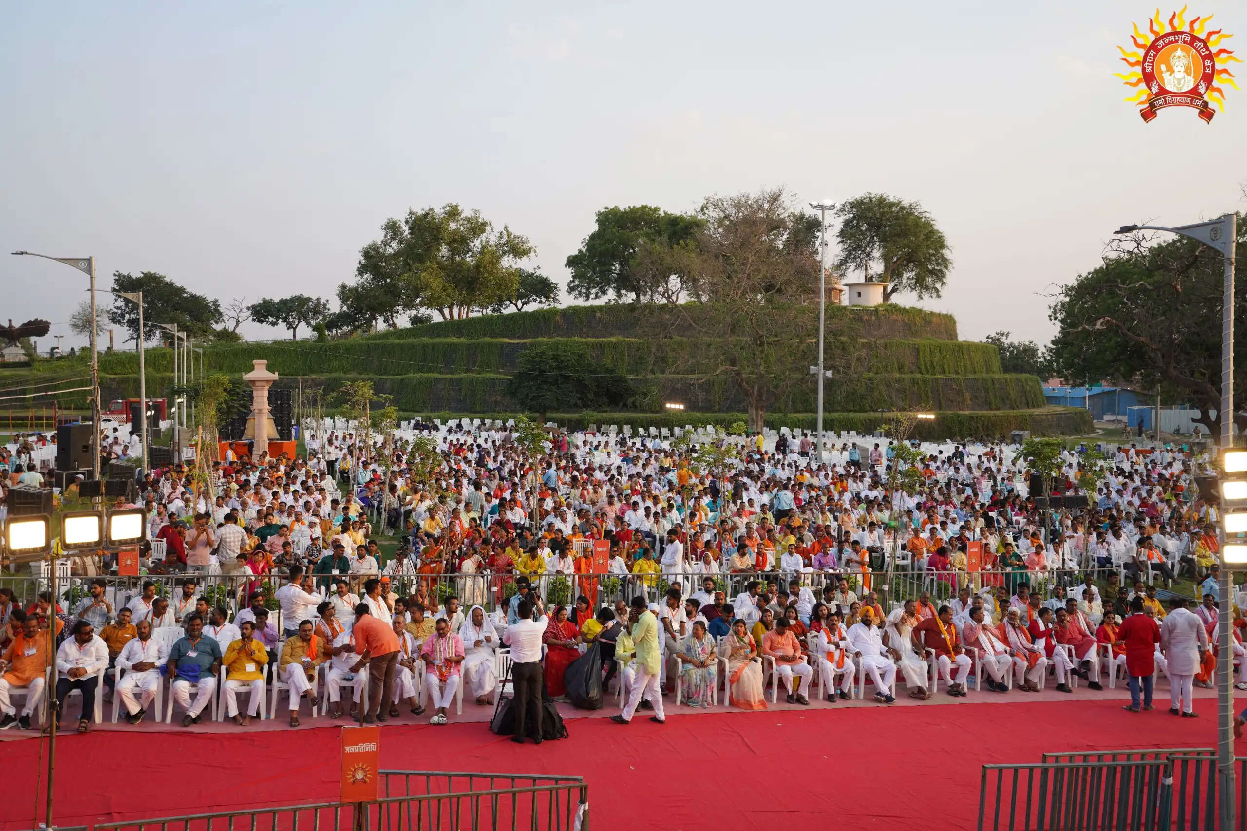राम जन्मभूमि परिसर :&nbsp;शेषावतार मंदिर के शिखर पर संतों ने किया ध्वजारोहण