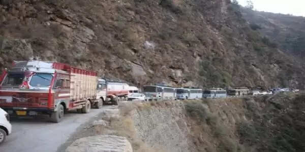 जम्मू-श्रीनगर राष्ट्रीय राजमार्ग पर हल्के और भारी दोनों प्रकार के वाहनों को चलने की अनुमति