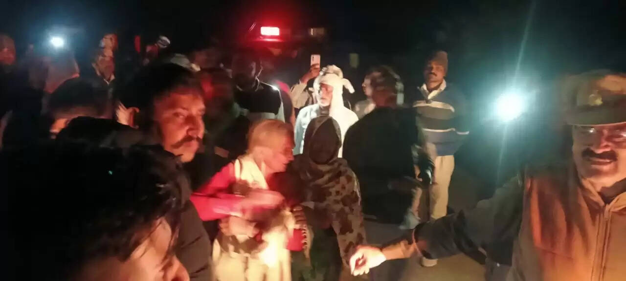 तेज रफ्तार वेगनआर ने ऑटो में मारी टक्कर, चालक की मौत, ग्रामीणों का हंगामा