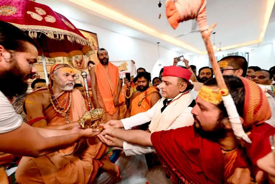 अखिलेश यादव ने स्वामी अविमुक्तेश्वरानंद सरस्वती से लिया आशीर्वाद