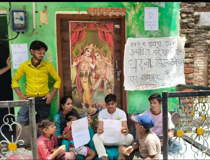 फर्रुखाबाद में न्याय न मिलने से परेशान महिला ने लगाया मकान बिकाऊ का बोर्ड