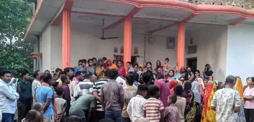 देवरिया पहुंचे चार क्रिकेटर्स के शव, तीन का हुआ अंतिम संस्कार, एक के पिता का इंतजार