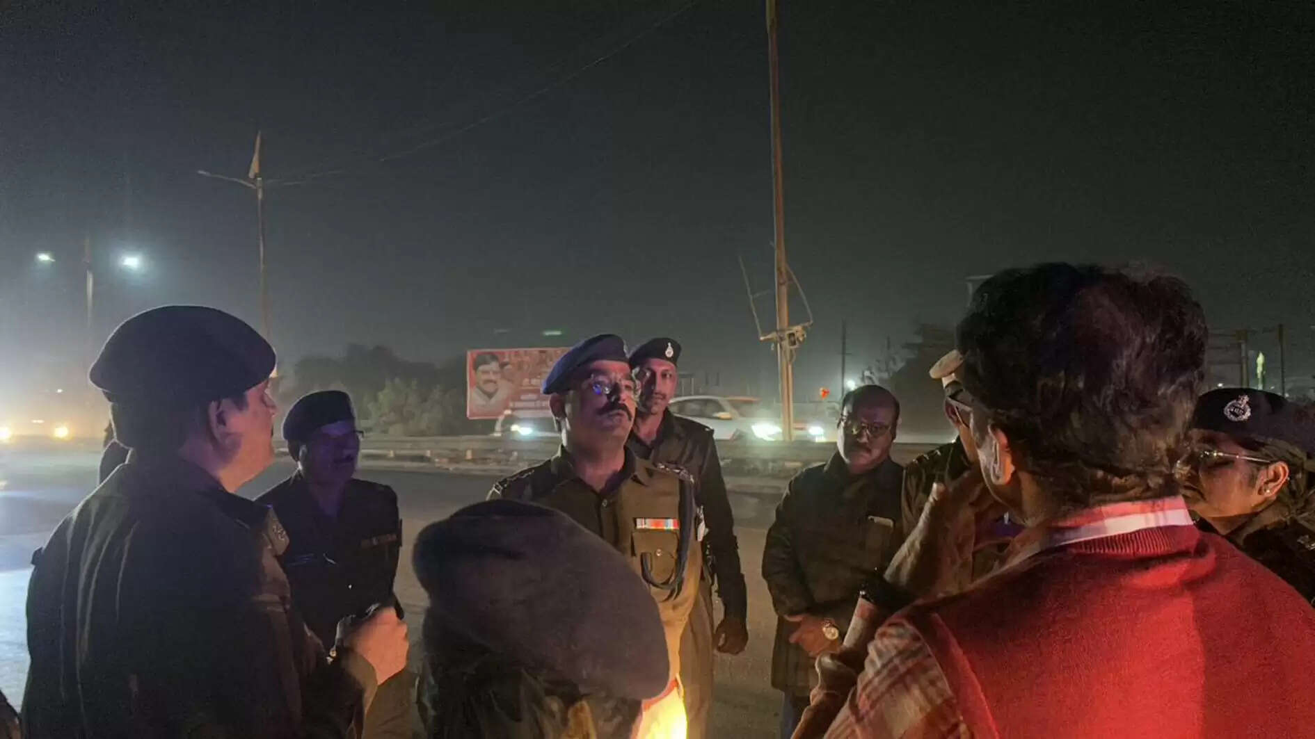 बस में बैठकर अमले के साथ पहुंचे एसपी,  पार्किंग व्यवस्था पर रहा खास फोकस