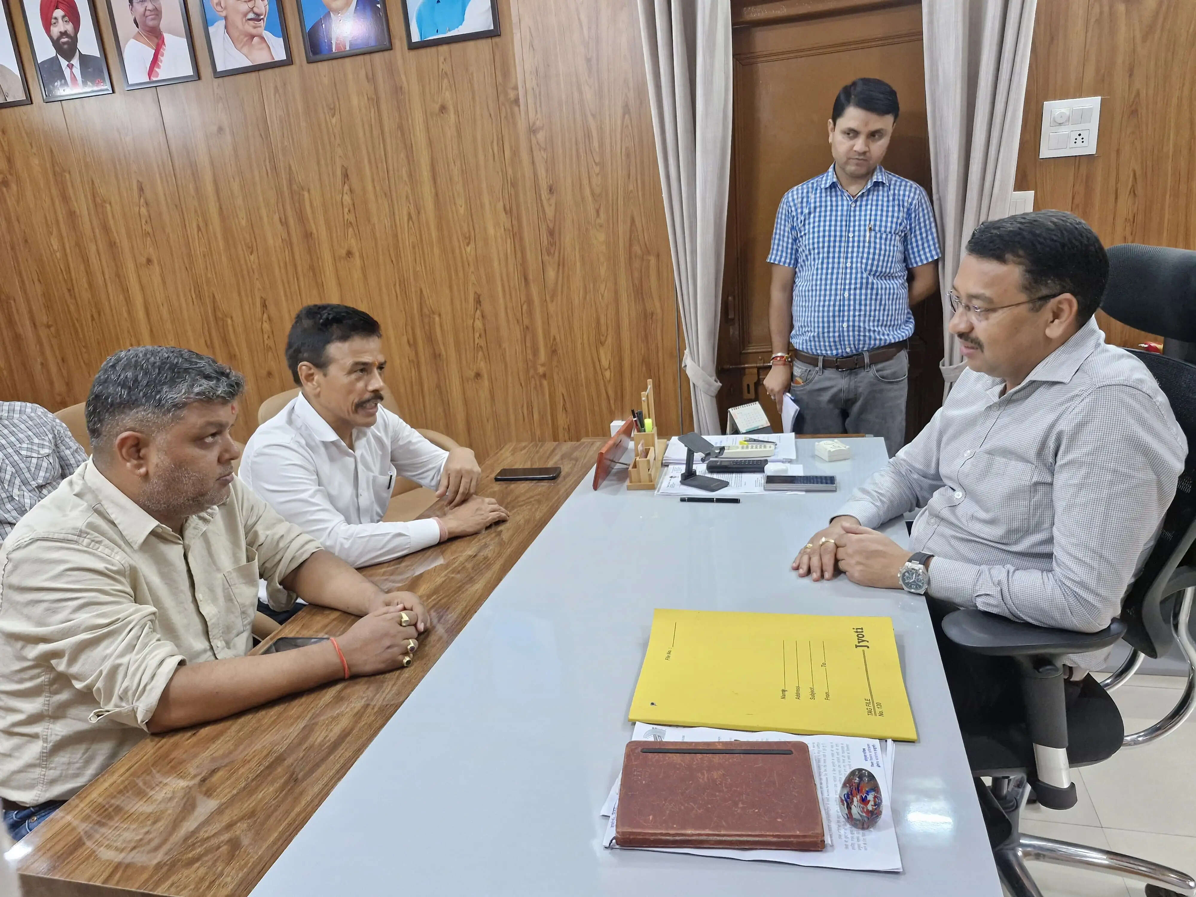 एसआईआर प्रक्रिया को लेकर सिटी मजिस्ट्रेट से मिला कांग्रेस प्रतिनिधिमंडल