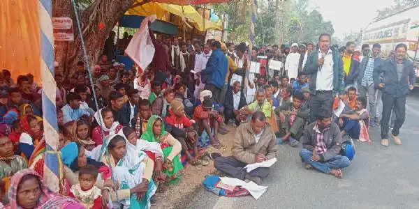 बालू घाटों की निविदा रद्द करने की मांग, आदिवासी संगठनों ने किया धरना-प्रदर्शन